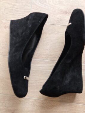 VANELi Black Suede Wedge Pumps – Silver Detail | Size 8.5N